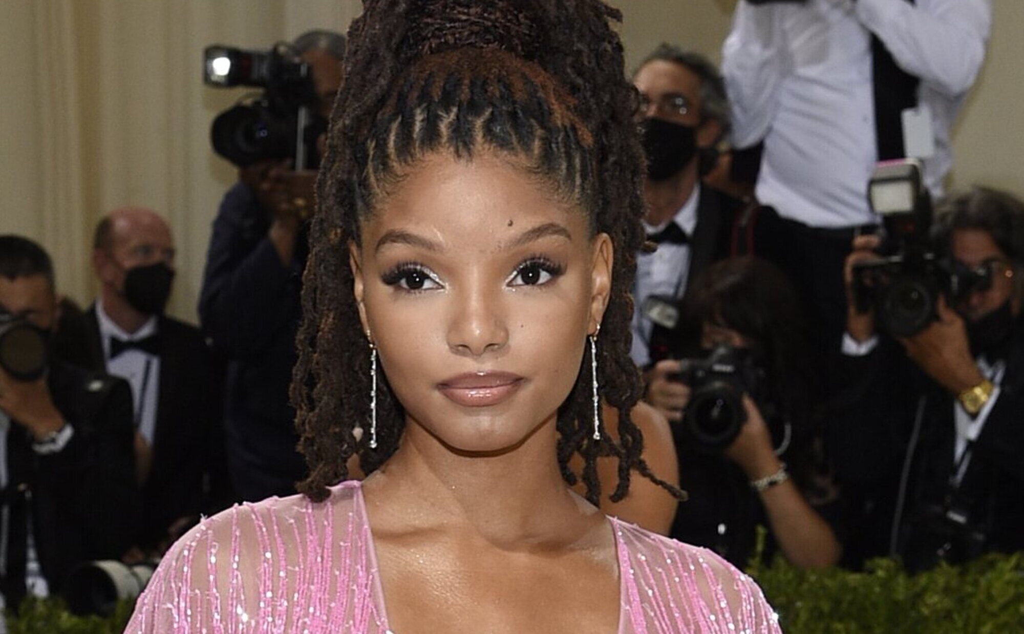 Halle Bailey ('La Sirenita') desvela que ha sido madre tras mantener en secreto su embarazo