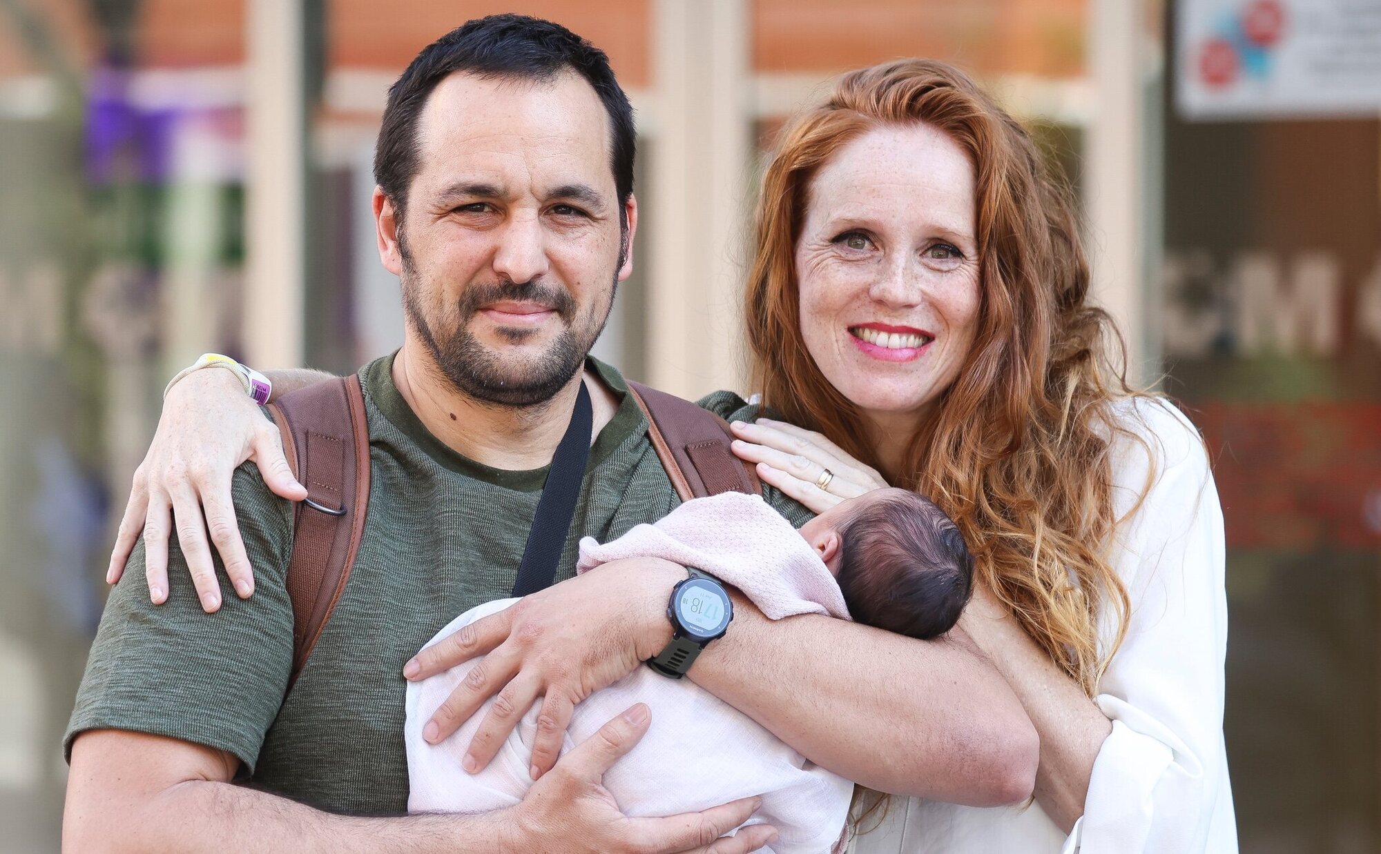 María Castro y su marido presentan a su tercera hija después de recibir el alta hospitalaria