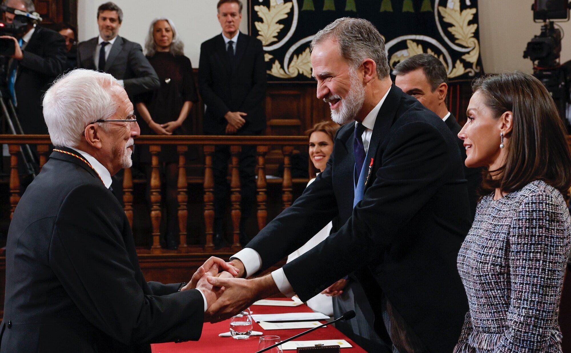 El orgullo y felicidad de los Reyes Felipe y Letizia al entregar el Premio Cervantes 2023 al escritor leonés Luis Mateo Díez