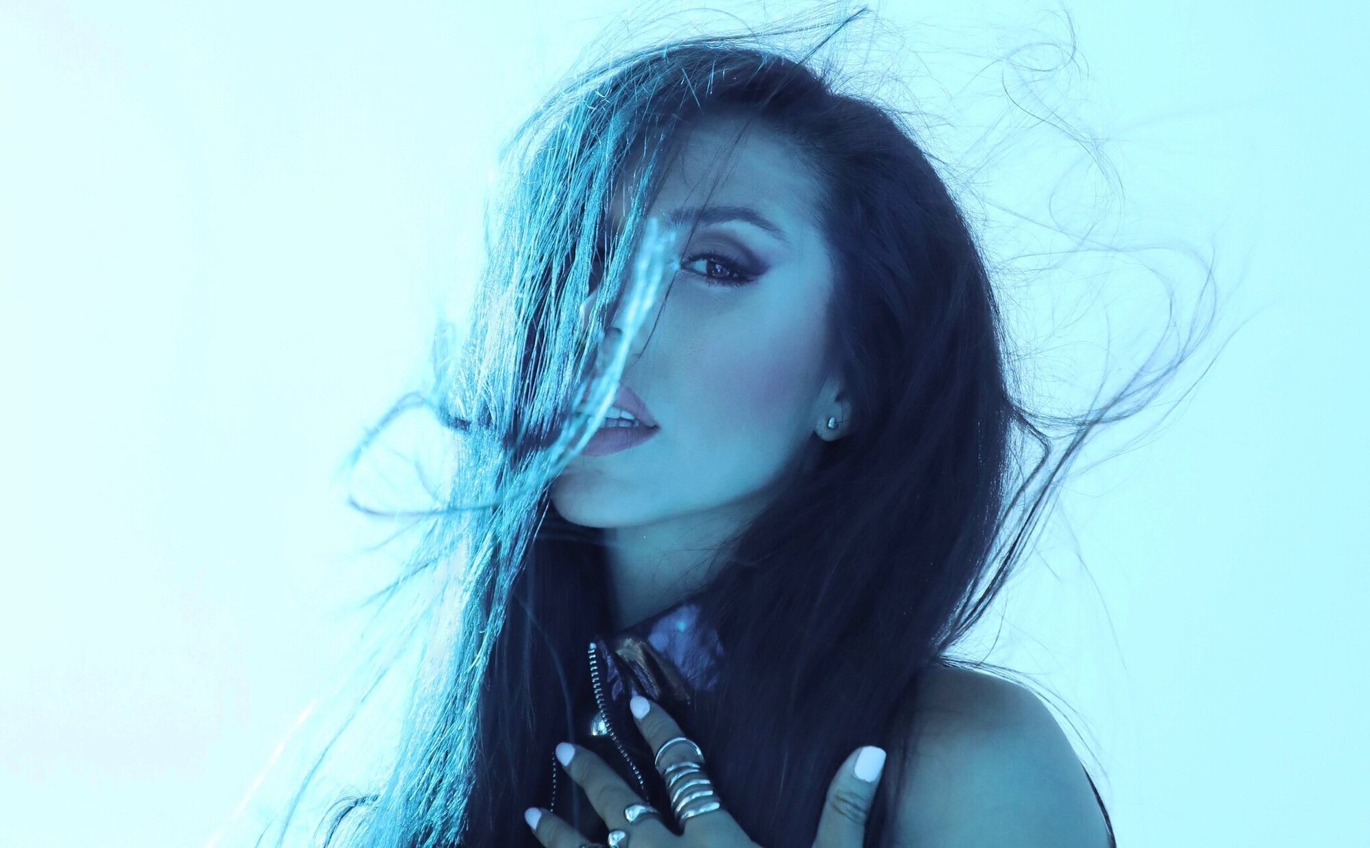 Mirela presenta su nuevo single 'Inevitable': "En la vida hay muy pocas cosas que podamos evitar"