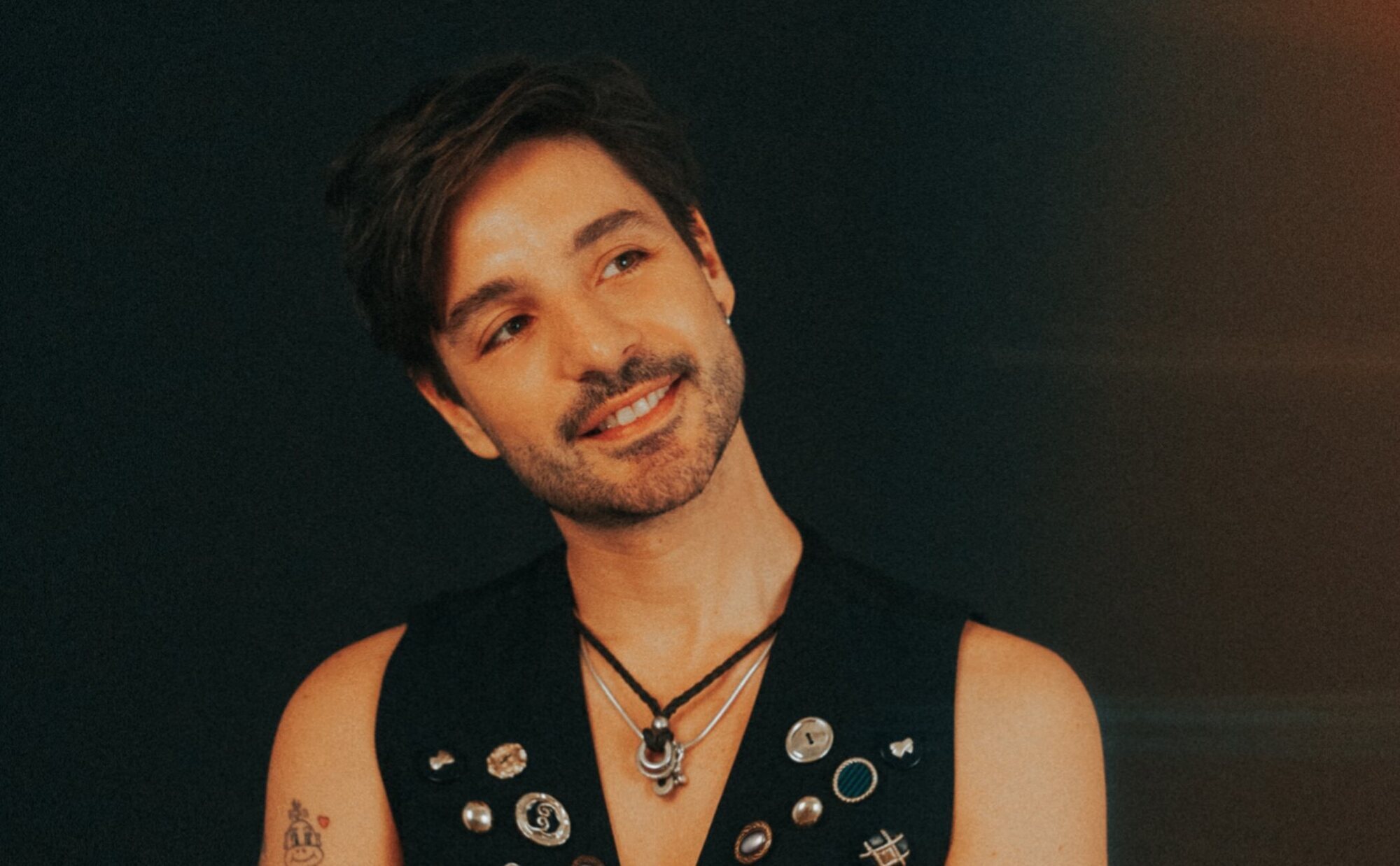 Polo Nández lanza 'Tú confía' y se sincera: "Es la canción que me habría gustado escuchar de niño"