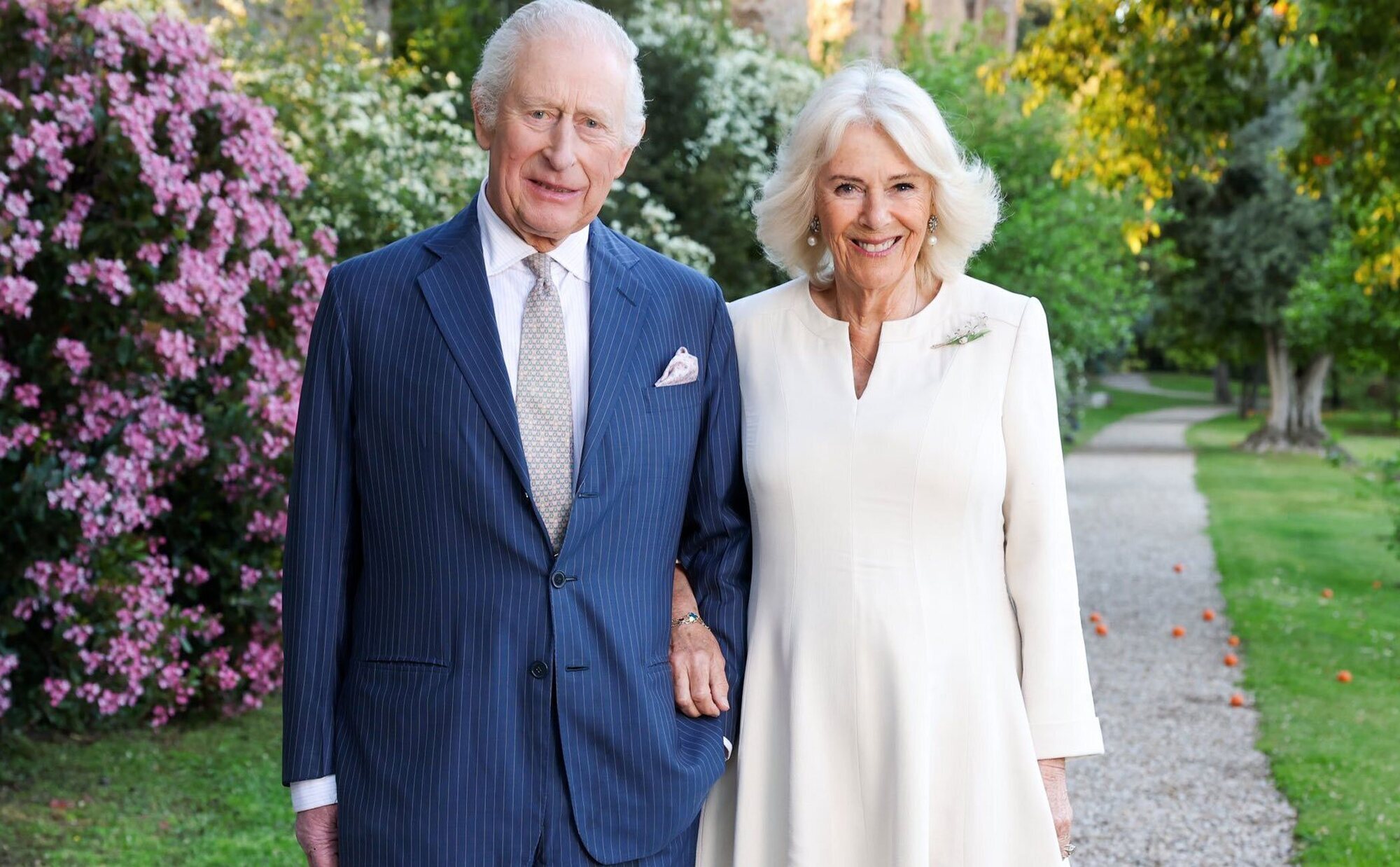 Los Reyes Carlos y Camilla celebran su 20 aniversario de boda al estilo de Federico y Mary y con visita al Papa