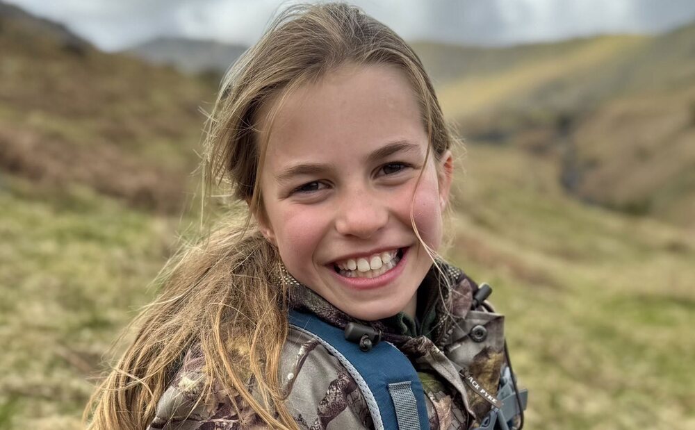 La Princesa Charlotte, aventurera y sonriente en el posado por su 10 cumpleaños