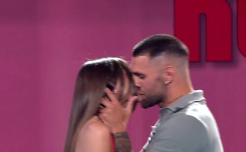 Barranco y Maica se besan en el plató de 'Los vecinos de la casa de al lado': "A mí me apetece darte un beso, si tú quieres"