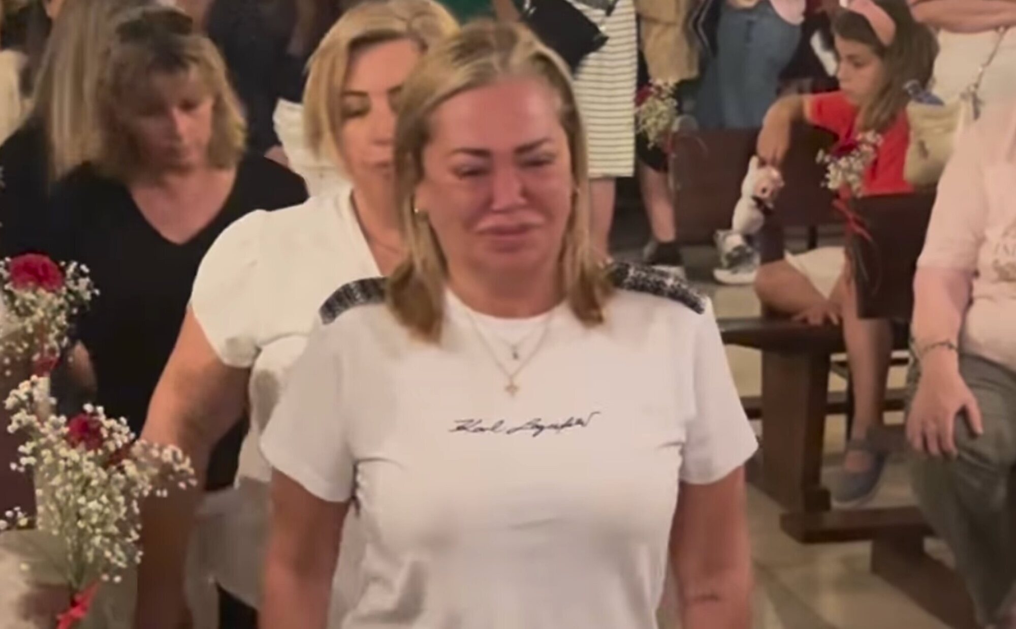 Belén Esteban, una devota más del Cristo de la Salud en Paracuellos: llorando y de rodillas en plena penitencia