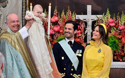 Carlos Felipe y Sofia de Suecia bautizan a su hija Ines de Suecia en una emotiva ceremonia en su décimo aniversario de boda