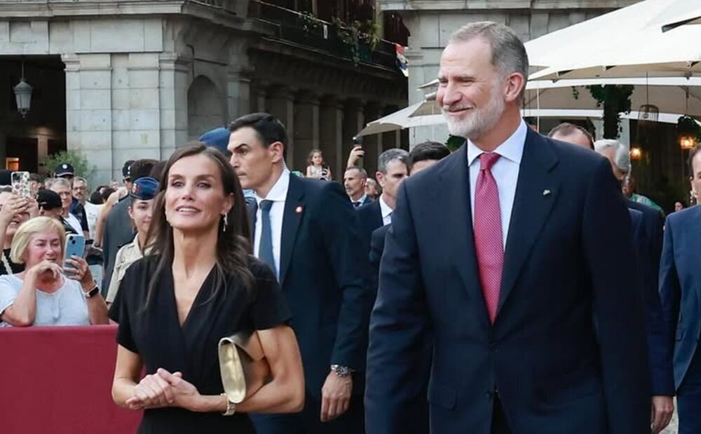 Felipe y Letizia sorprenden al acudir a un concierto en la Plaza Mayor de Madrid