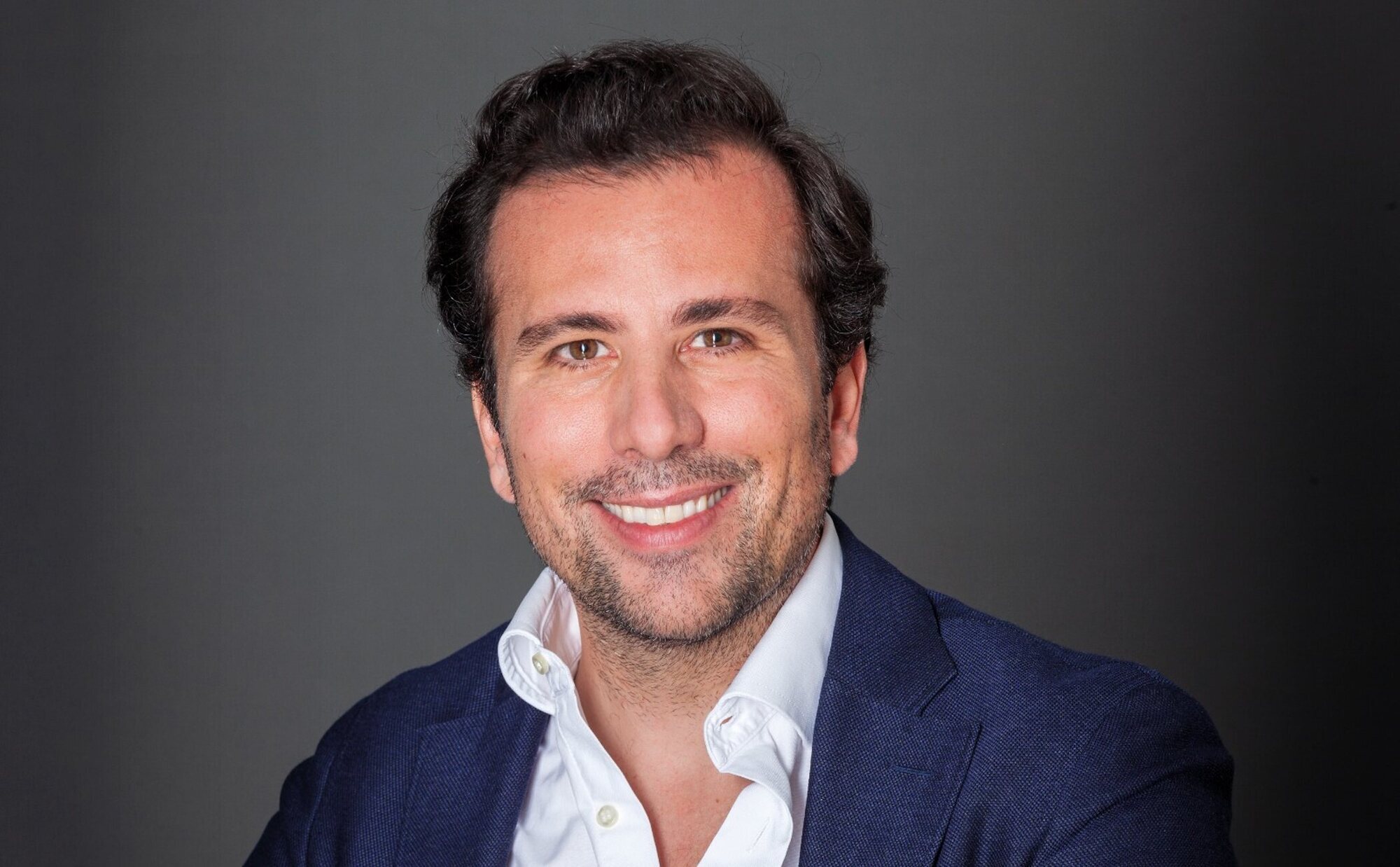 Luis Díaz debuta con su novela 'El viudo': "A los hombres de mi generación aún nos cuesta hablar del dolor"