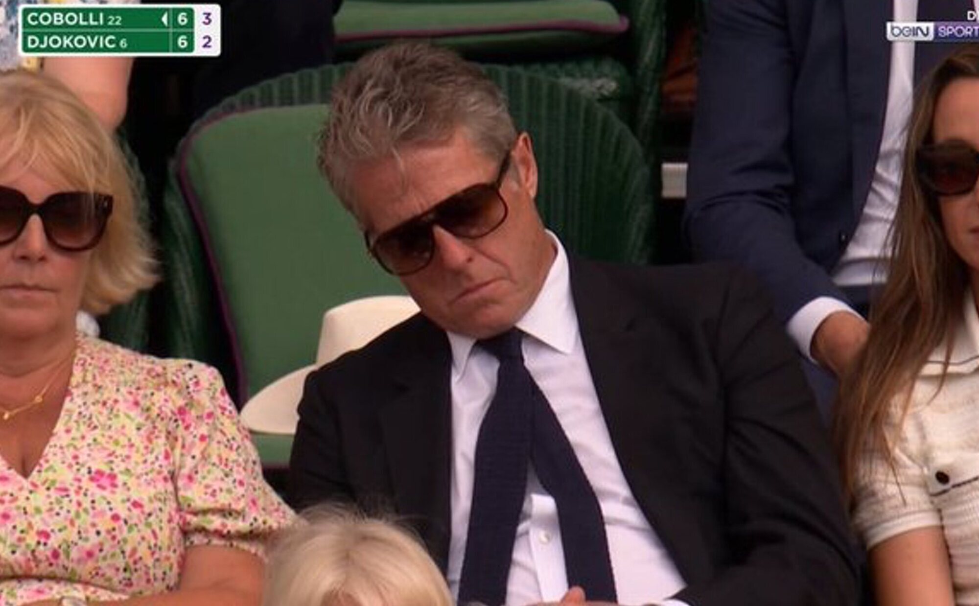 Hugh Grant se queda dormido en Wimbledon detrás de la Reina Camilla y se vuelve viral