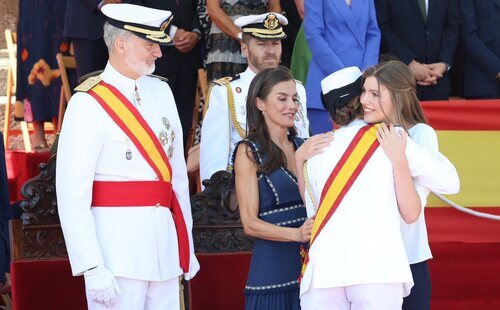 La Princesa Leonor se reencuentra con los Reyes Felipe y Letizia y la Infanta Sofía en Marín: abrazos, un honor y un adiós