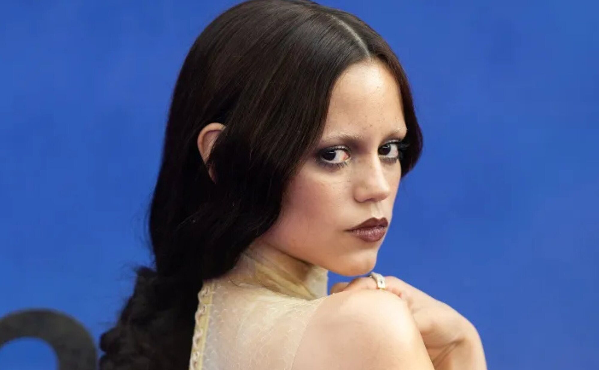 Jenna Ortega presenta la nueva entrega de 'Miércoles' con look inspirado en su personaje