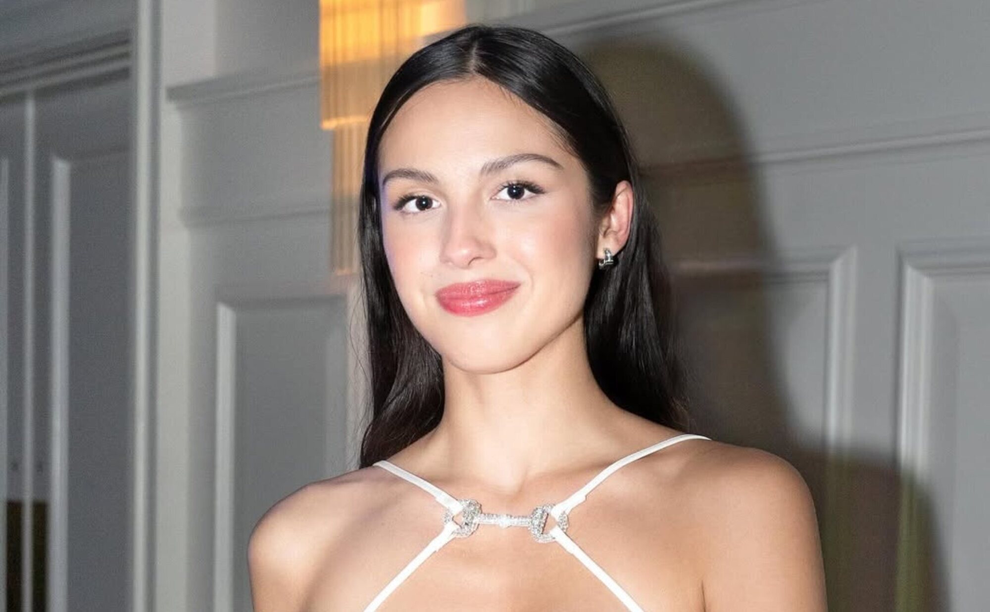 Olivia Rodrigo y Louis Partridge avivan rumores de compromiso tras su romántica cita en Los Ángeles