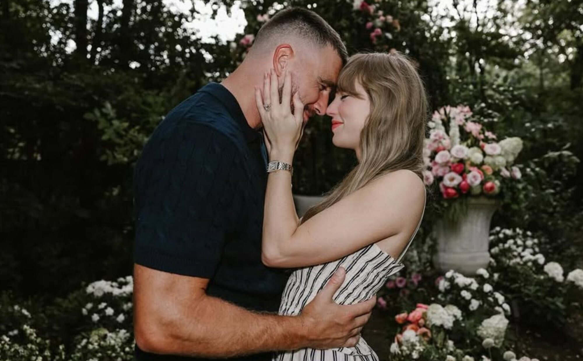 Taylor Swift y Travis Kelce anuncian su compromiso