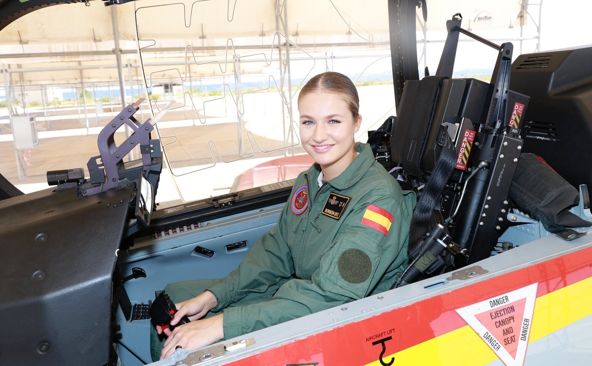 La Princesa Leonor ingresa en la Academia del Aire: practicando con simuladores y montada en un avión