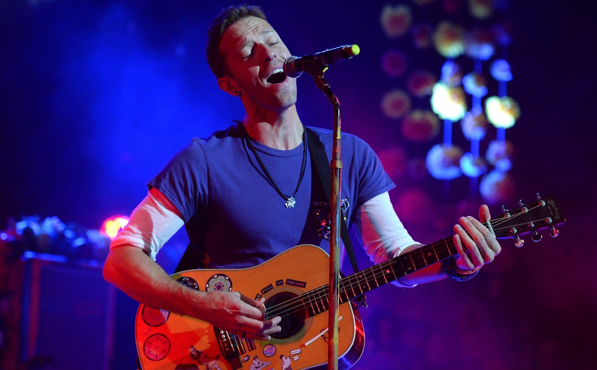 Chris Martin sube a dos fans de Israel y lanza un mensaje por la paz en Palestina: "Todos somos humanos"
