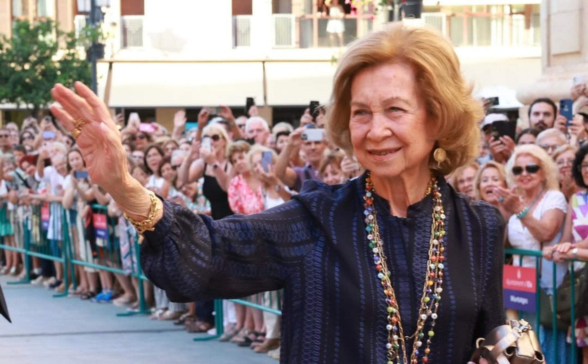 La Reina Sofía recibe una ovación multitudinaria en Elche: "Gracias por tanto cariño"