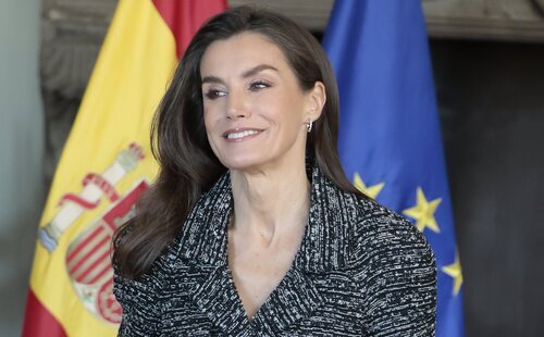 La Reina Letizia deslumbra en las pirámides de Guiza con un vestido azul cobalto y zapatos plateados