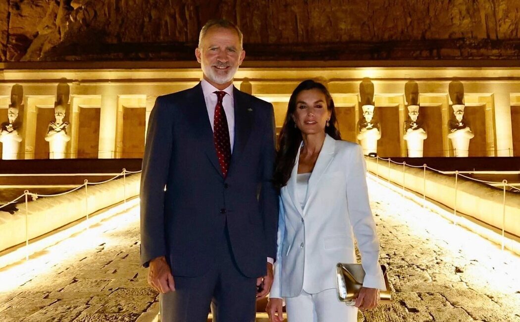 Los Reyes Felipe y Letizia, como dos turistas disfrutando en Egipto del Templo de Hatshepsut