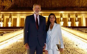 Los Reyes Felipe y Letizia, como dos turistas disfrutando en Egipto del Templo de Hatshepsut