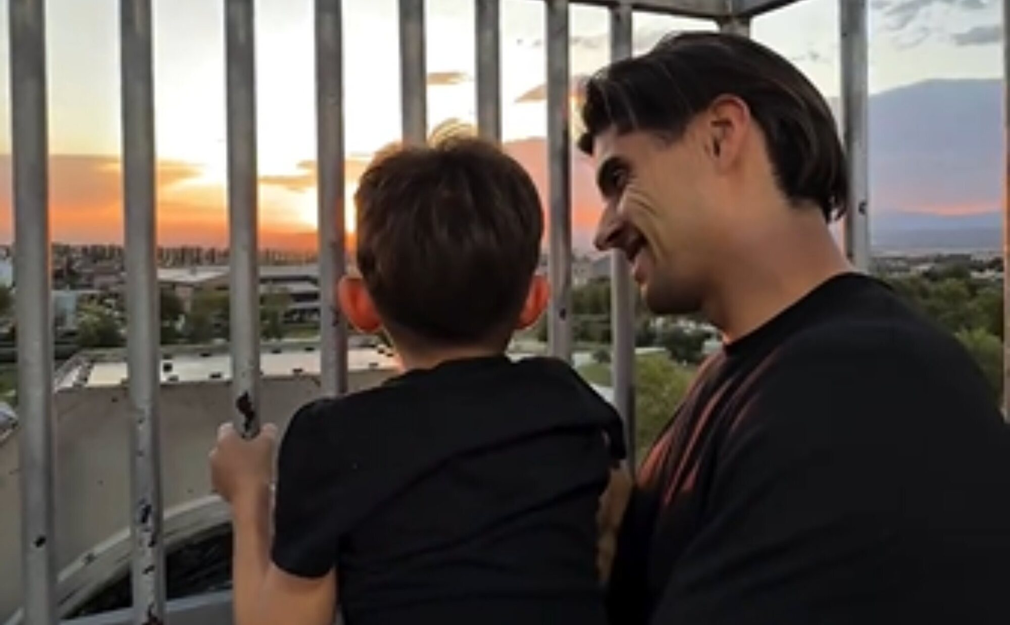 Javi Tudela desconecta en la feria junto a su hijo y su hermana Anita tras conocerse la enfermedad de Marina Romero