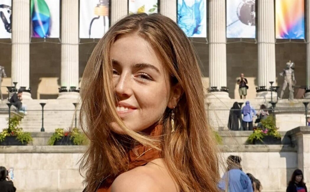 Alexia de Holanda, pillada después del Día del Príncipe en una terraza de La Haya con el famoso rapero Antoon