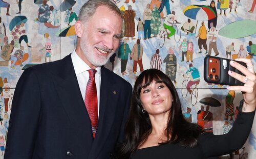 El encuentro del Rey Felipe VI con Aitana: un divertido lapsus y un selfie para la historia