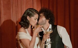 Selena Gomez homenajea a Benny Blanco el día de su boda con un bordado en su vestido de novia