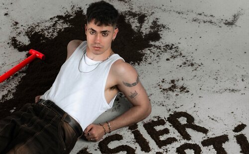 Asier Martí presenta Los Años Que Nos Han Faltado Vivir: un viaje íntimo entre su yo adolescente y el artista que es hoy