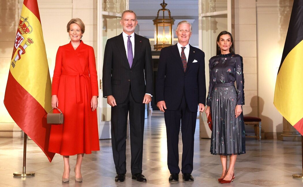 Los Reyes Felipe y Letizia viajan a Bruselas: recibimiento cariñoso de Felipe y Matilde de Bélgica y homenaje a Armani