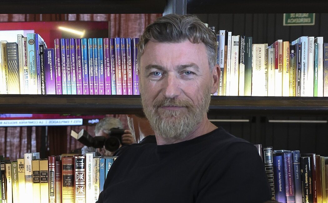 La editorial rescinde el contrato de Gavin Bonnar y retira su libro del mercado tras su ruptura con Telma Ortiz
