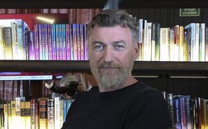 La editorial rescinde el contrato de Gavin Bonnar y retira su libro del mercado tras su ruptura con Telma Ortiz