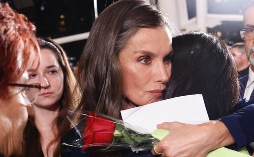 Los Reyes Felipe y Letizia, consternados y muy cercanos en el Funeral de Estado con los familiares de las víctimas de la DANA