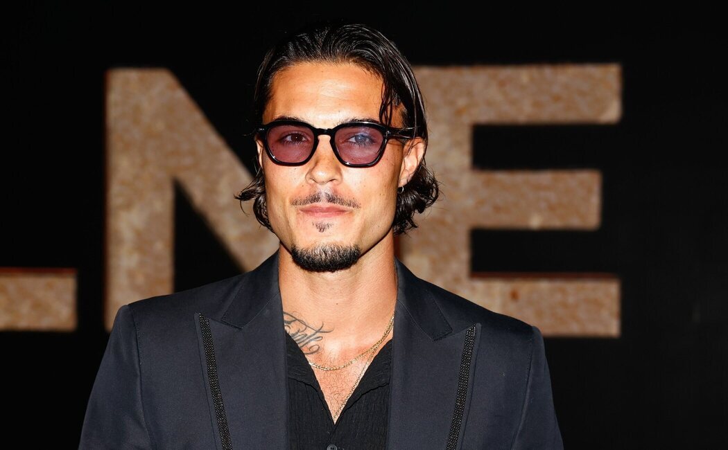 Carlo Costanzia se aparta del posado familiar con Terelu Campos y Alejandra Rubio en una noche de éxito teatral con 'Santa Lola'