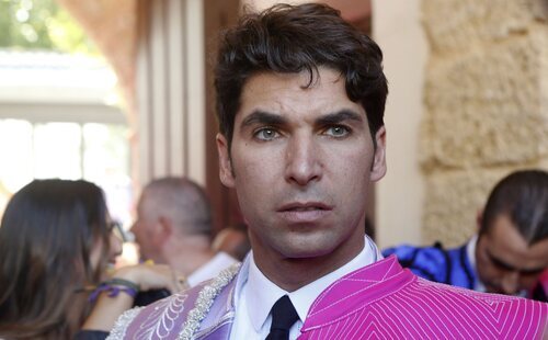 Primera imagen de Cayetano Rivera en el lugar del accidente y sus primeras declaraciones: "No es cierto lo que se dice"