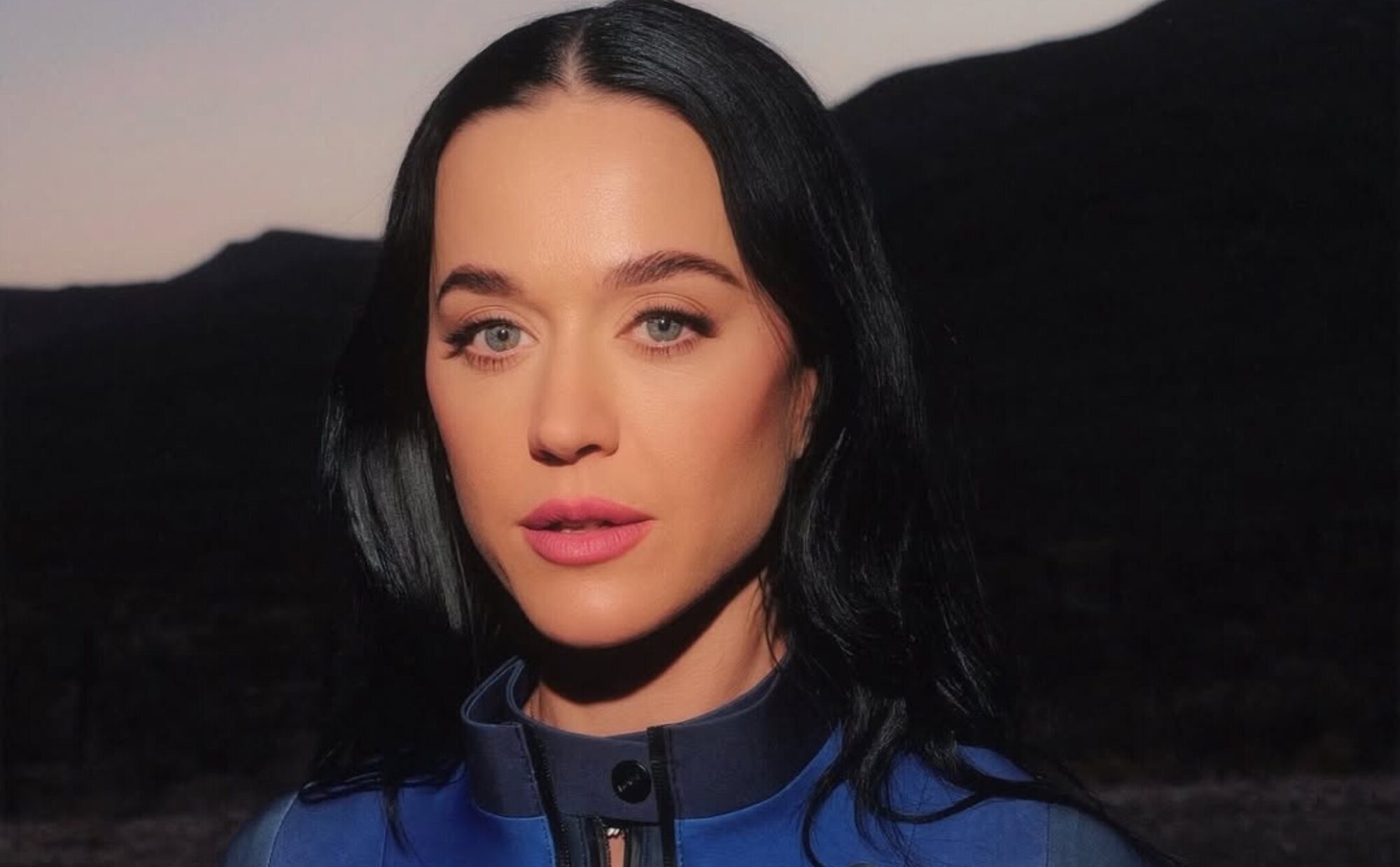 Sale a la luz una foto de la actriz Rachel Lynn Matthews vestida de Katy Perry astronauta y posando con Orlando Bloom