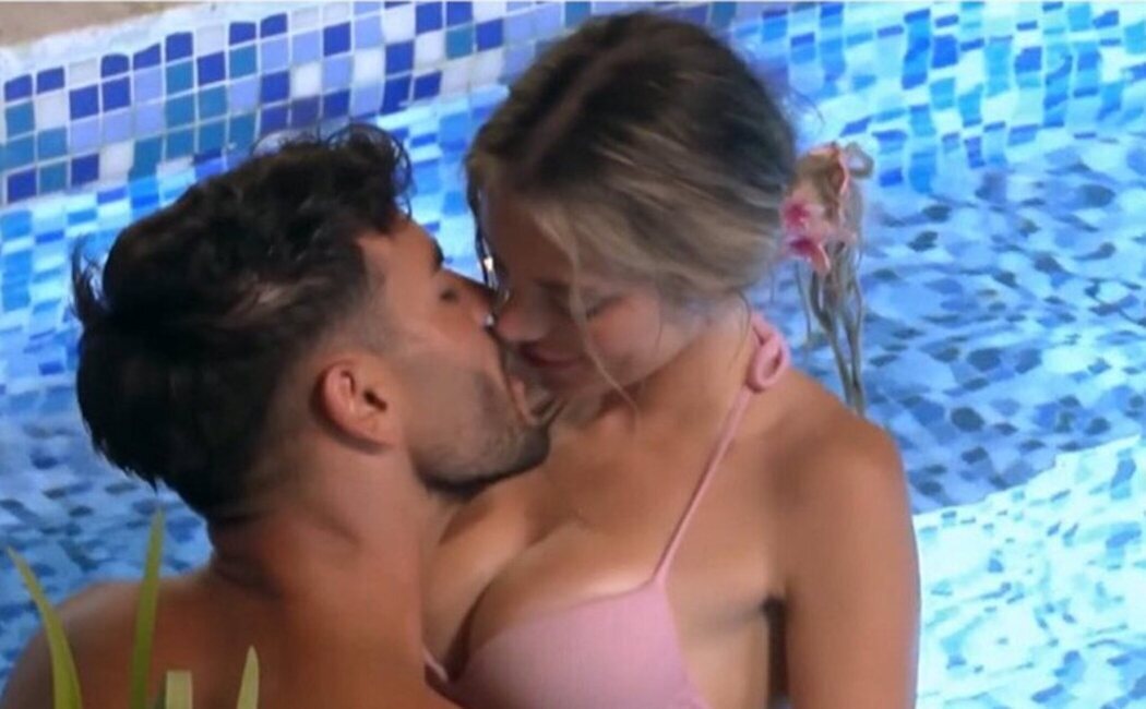 Claudia y Gerard se dejan llevar en el jacuzzi y terminan protagonizando el primer beso de 'LIDLT 9'