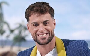 Anita Williams y Montoya, sorprendidos compartiendo un romántico beso por las calles de Madrid