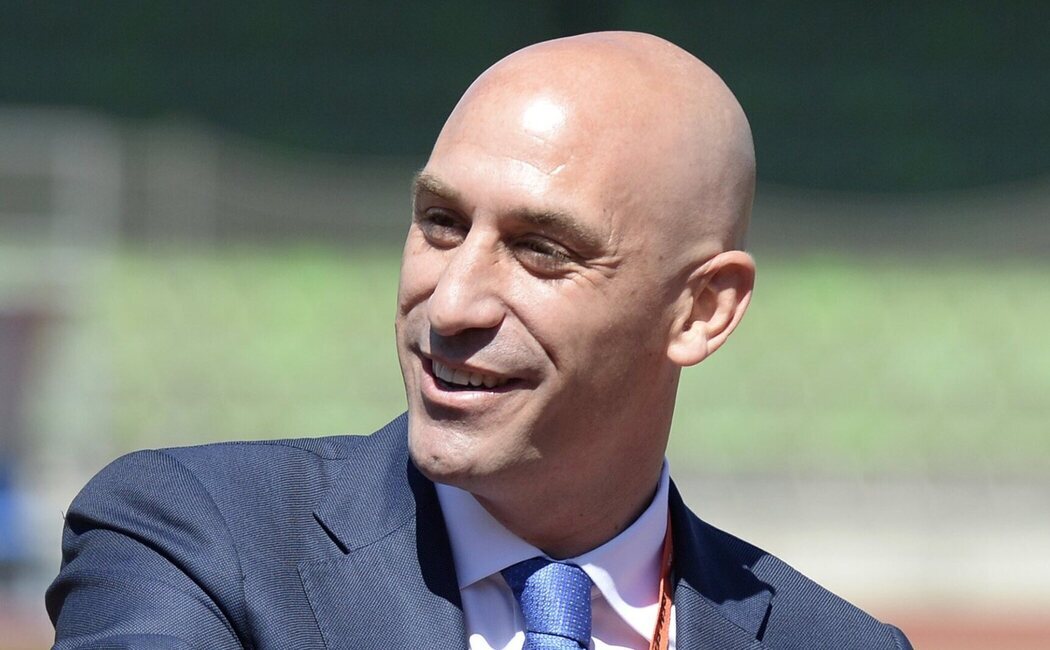 Un familiar de Luis Rubiales lanza tres huevos al expresidente de la Real Federación Española de Fútbol