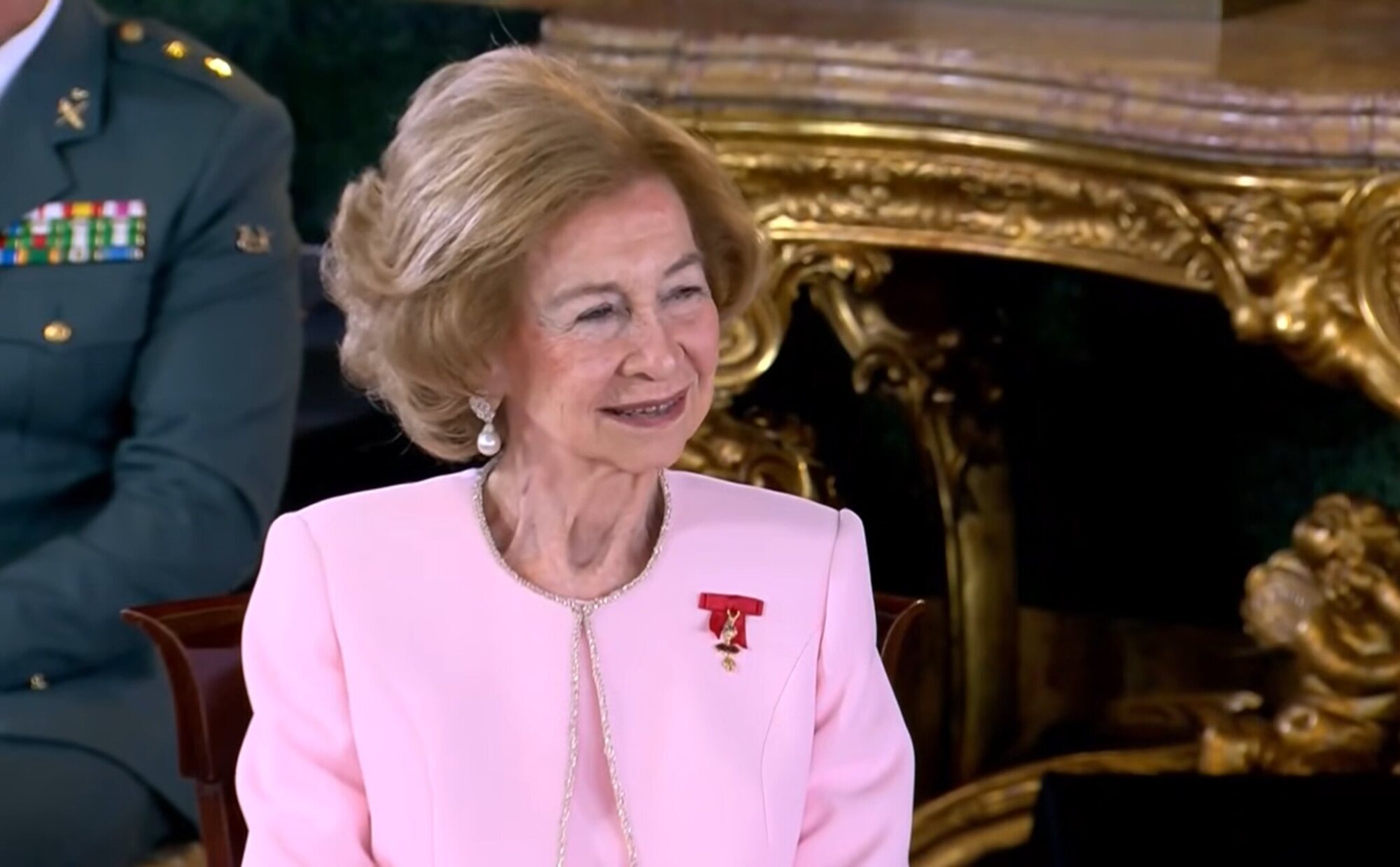 La Reina Sofía recibe el Toisón de Oro de manos de Felipe VI en el Palacio Real