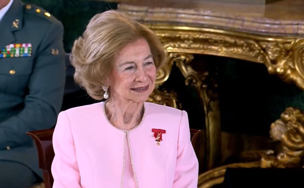 La Reina Sofía recibe el Toisón de Oro de manos de su hijo, el Rey Felipe VI