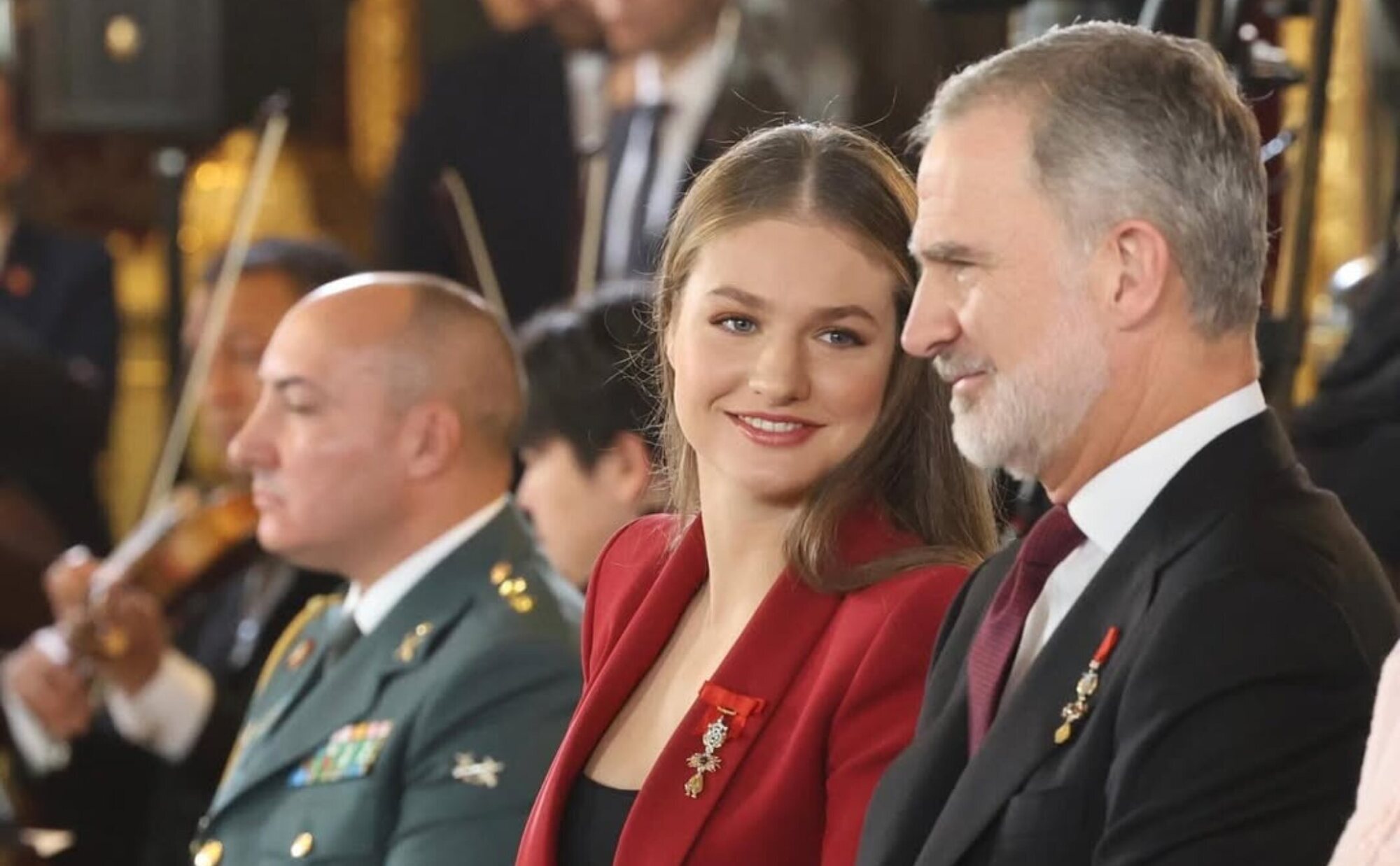 La Princesa Leonor homenajea a Letizia con un look burdeos en la entrega del Toisón de Oro a la Reina Sofía