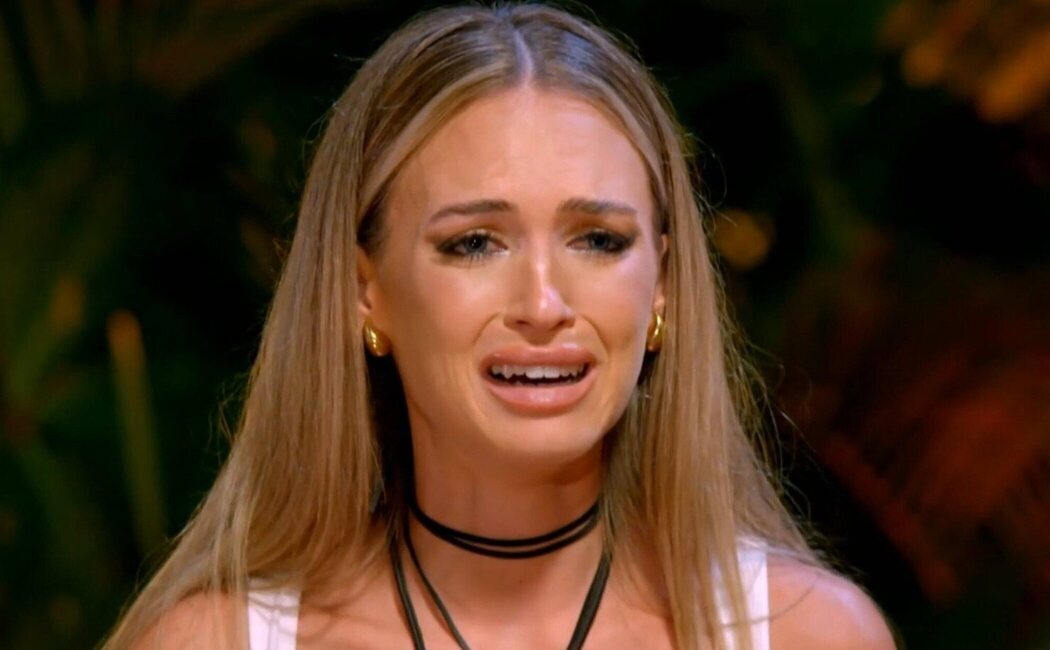 Almudena se derrumba al ver las imágenes de Darío y abandona la hoguera de 'LIDLT9' para ser atendida por un profesional