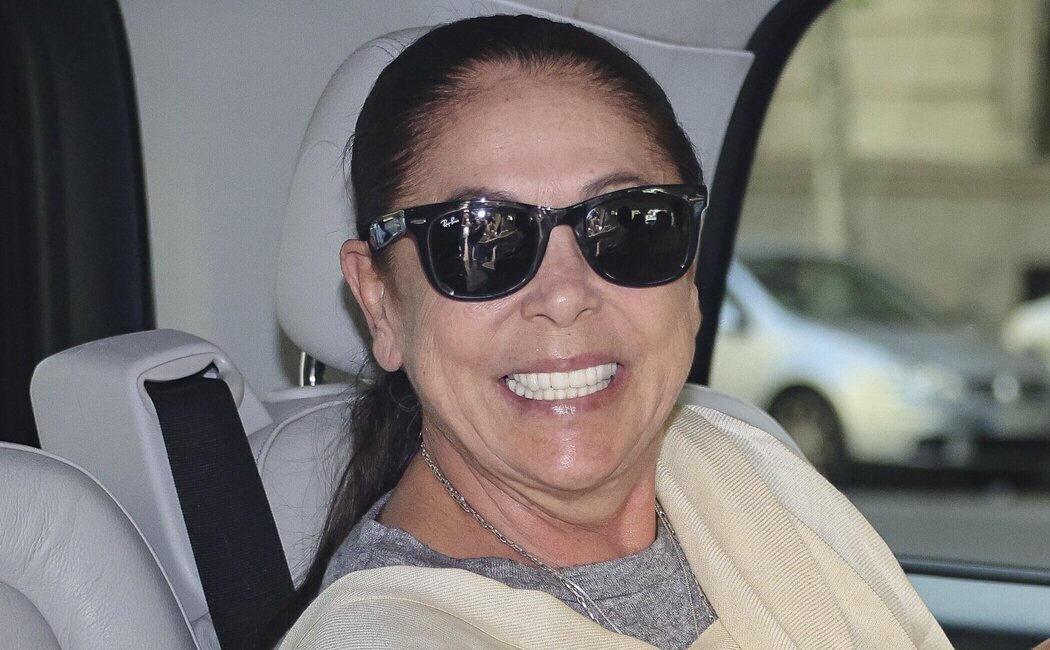 Isabel Pantoja se muda a un exclusivo barrio de Canarias gracias a la ayuda de un empresario