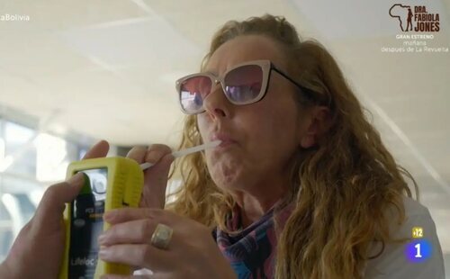 Rocío Carrasco, obligada a hacerse un test de alcoholemia en 'Hasta el fin del mundo' ante las dudas de un trabajador