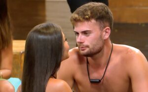 Darío cae en la tentación con Cristina y Almudena devuelve la alarma dando un paso más con Borja en 'LIDLT 9'