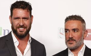 Kiko Hernández se encadena junto a su marido, Fran Antón, e inician una huelga de hambre