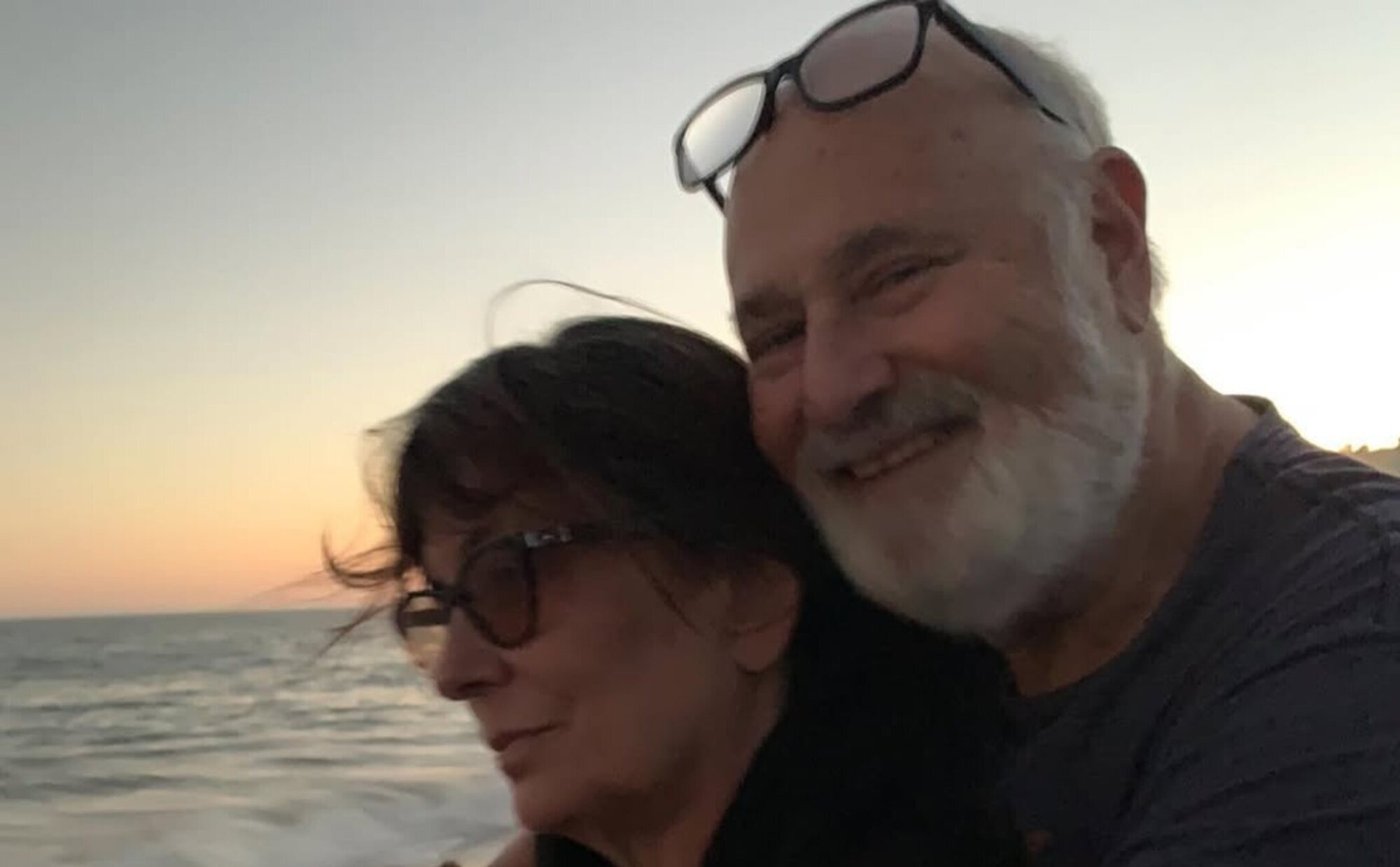 La hija de Rob Reiner pide ayuda a Billy Crystal tras descubrir la tragedia en la casa familiar