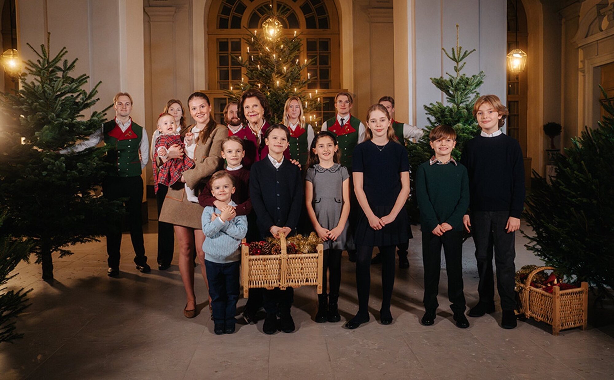 La Reina Silvia de Suecia inaugura la Navidad rodeada de sus nueve nietos en pleno silencio de la Princesa Sofía
