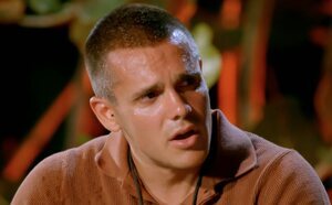 Rodri pide una hoguera de confrontación con Helena en 'LIDLT 9' tras ver cómo su novia le permitía a Barranco reírse de él