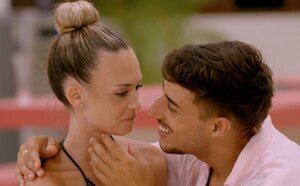 Almudena se convierte en la última en activar la luz de la tentación y besa a Borja en 'La isla de las tentaciones 9'